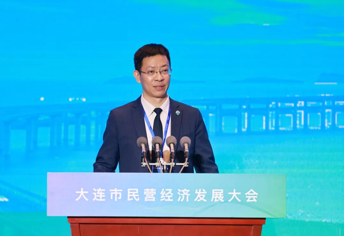 辽宁大学党委副书记、校长余淼杰就民营经济发展作主题报告。