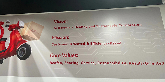 极兔埃及办公区的墙上挂着的企业文化，核心价值观里的“本分”因为没有对应英文而用拼音呈现。图源：李小天摄