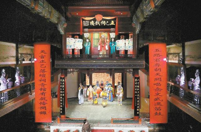 位于西城区银号会馆旧址内的正乙祠戏楼去年4月重张，定期上演由专业院团北方昆曲剧院量身打造的优质演出。本报记者方非摄