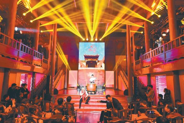 位于东城区的颜料会馆聚焦年轻消费群体，引入评剧、相声、民乐、儿童剧等多类别艺术，提供丰富文化体验。本报记者邓伟摄