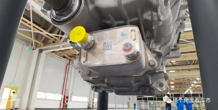 上图为全油冷散热系统，可以为整车的持续全负载行驶、中高转速区域运行带来更好的散热效果。