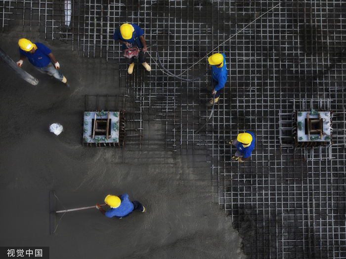 工地上忙碌的工人（来源：视觉中国）