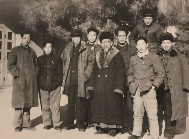 王逊（左三）、俞剑华（左五）与美术史进修教师在中央美院合影