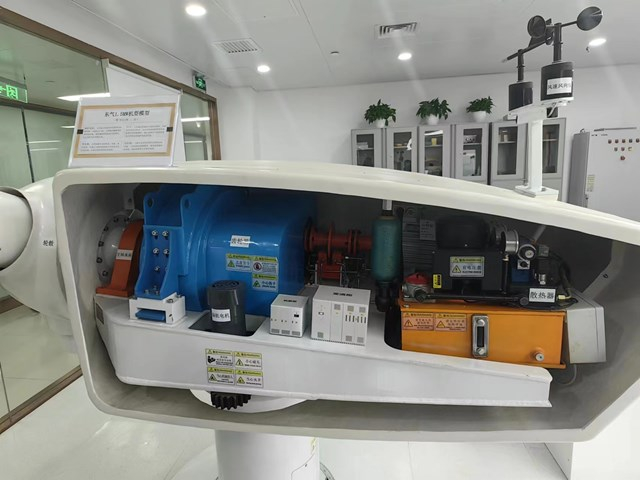 图为载有上海科技实验室应用成果的风机模型