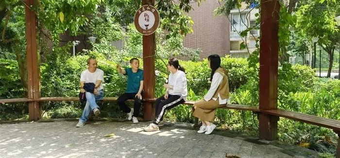 玉带山社区党员干部听取居民意见建议（资料图）