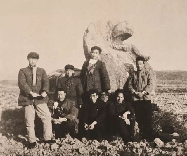 带领各地美术院校进修教师考察南京六朝陵墓（1955年）