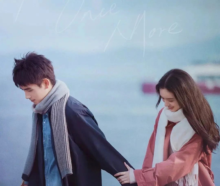 在预告和海报中甜蜜恋爱的两人低头浅笑、共饮一杯，CP感拉满，糖分爆表，可以说能狠狠嗑上了。