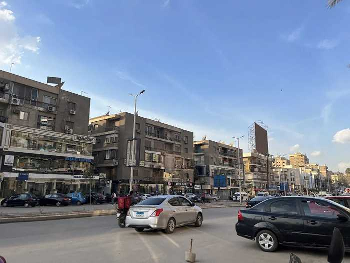 在开罗市区里送麦当劳的外卖员。图源：李小天 摄