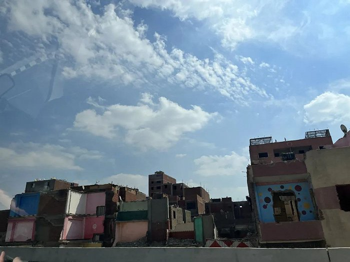 开罗环城公路两侧比比皆是没有修房顶的房子，里面住着超过一半的开罗居民。图源：李小天 摄