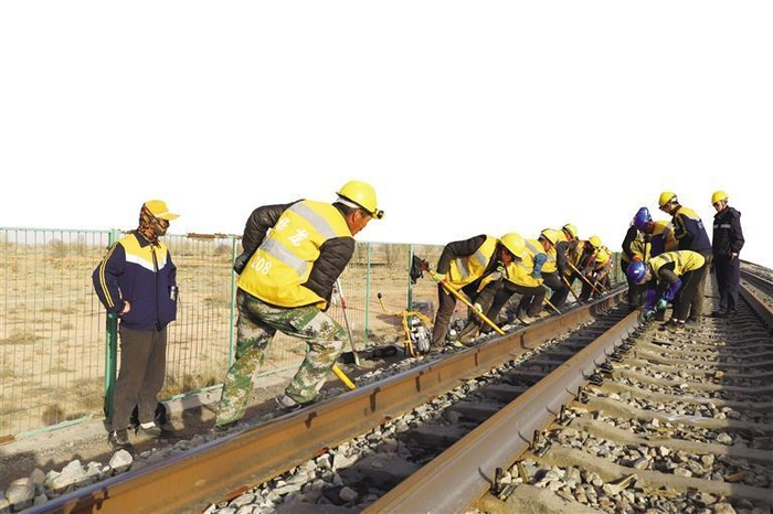     维修作业人员进行换轨大修施工