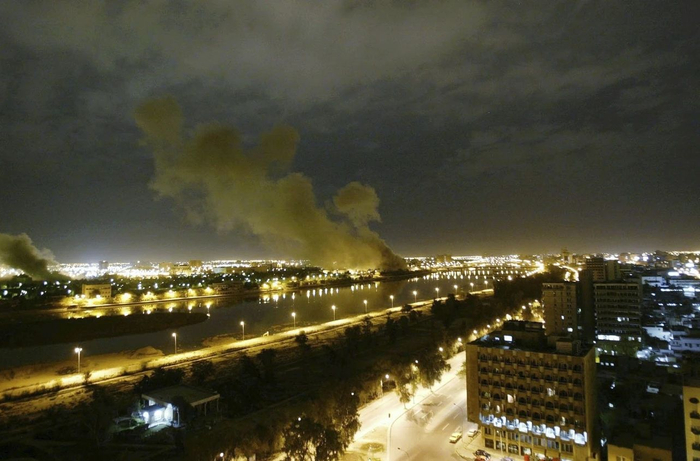 　　当地时间2003年3月20日，伊拉克巴格达，巴格达贸易部在美国领导的袭击中被导弹击中，浓烟从该部升起。图/IC photo