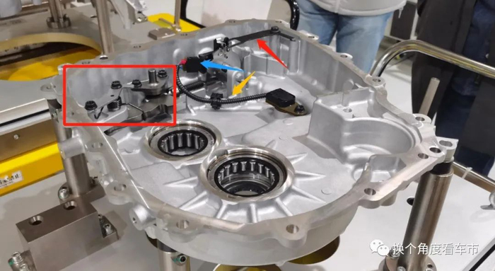 上图为电机和减速之间的隔板以及设定的机械式驻车机构。