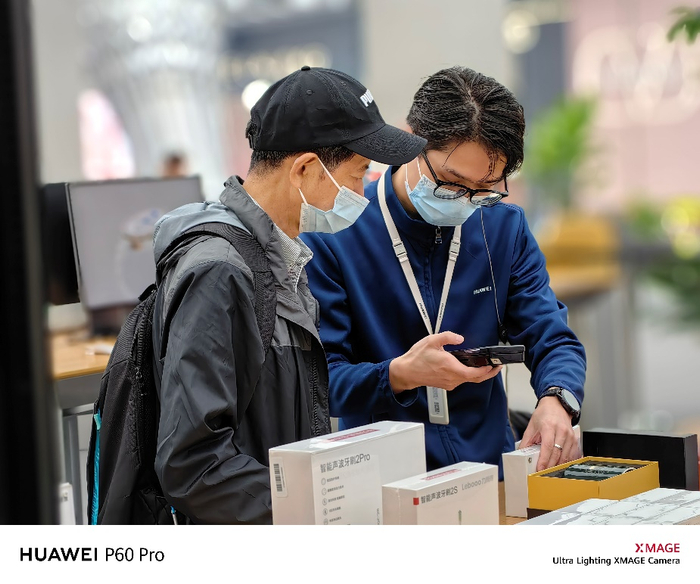 华为智能生活馆·深圳卓悦中心 首位取机用户叶先生