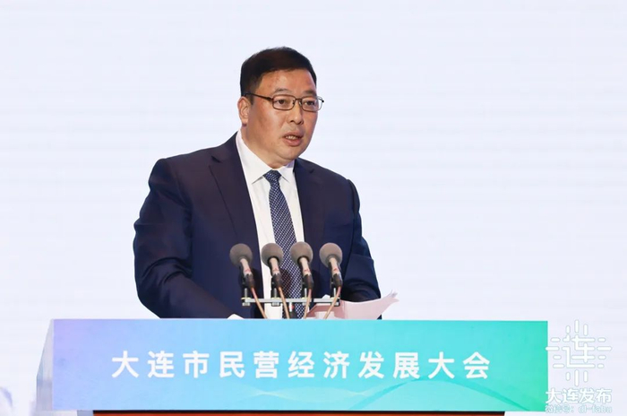 ▲在大连市民营经济发展大会上，恒力集团董事长、总裁陈建华作主旨发言。