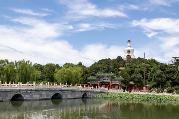       ▲连接团城与琼华岛的永安桥     