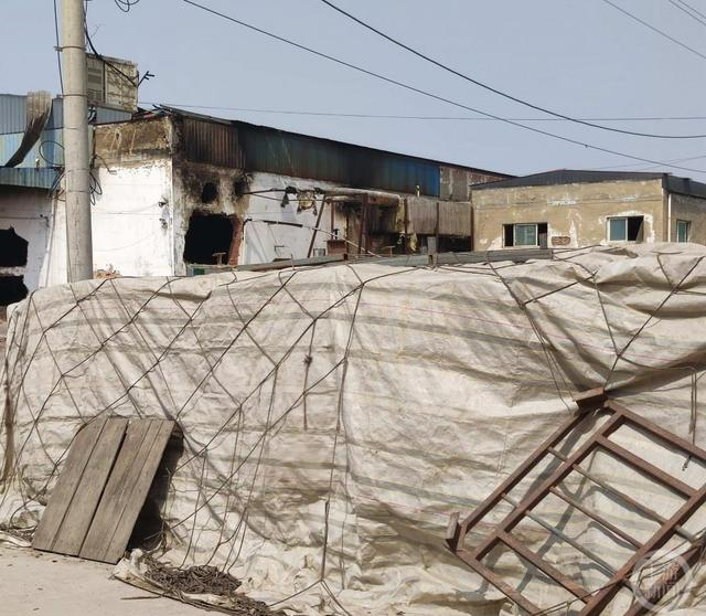 火灾后，冷库部分墙体被熏黑。摄影/上游新闻记者 汪璟璟