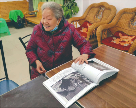 ▲87岁的李邦珍给记者讲述以前的历史故事