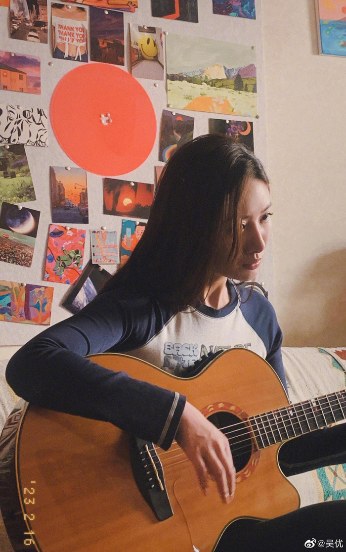 以前总喜欢宅在家的吴优，如今会尽量多学习一些有意思的事情，丰富自我。  图片来自其微博