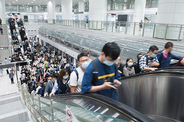 2023年1月17日，广东深圳，地铁客流。视觉中国 图