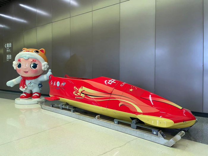 观众可以在互动区试乘专业雪车