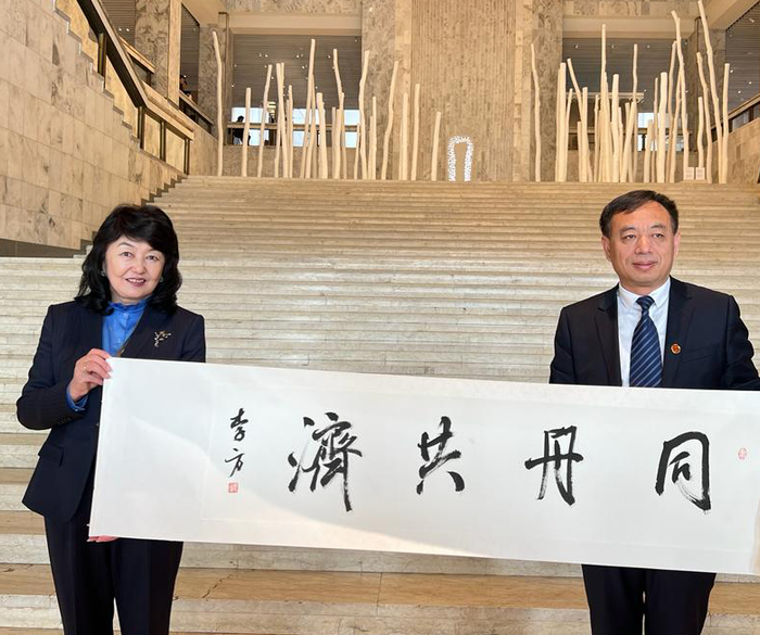中国新疆友好交流访问团为吉尔吉斯斯坦国家历史博物馆题字