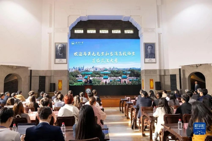 3月30日下午，马英九先生带领台湾青年学生造访武汉大学，并与该校学生交流座谈。新华社记者 才扬 摄