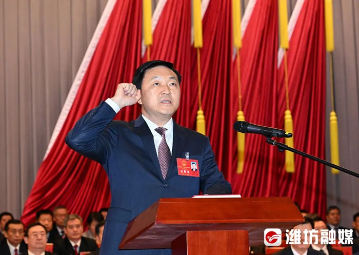 刘建军 　　进行宪法宣誓（图片来源：潍坊融媒）