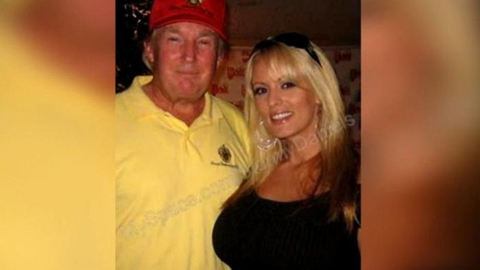 　特朗普与绯闻对象丹尼尔斯。图源：美媒