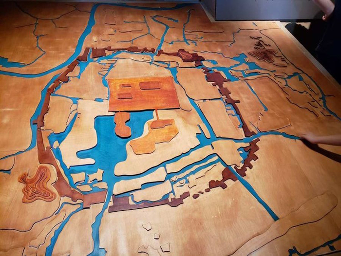 良渚遗址建筑群沙盘 宫殿区、内城、外城呈现向心式三重布局组成