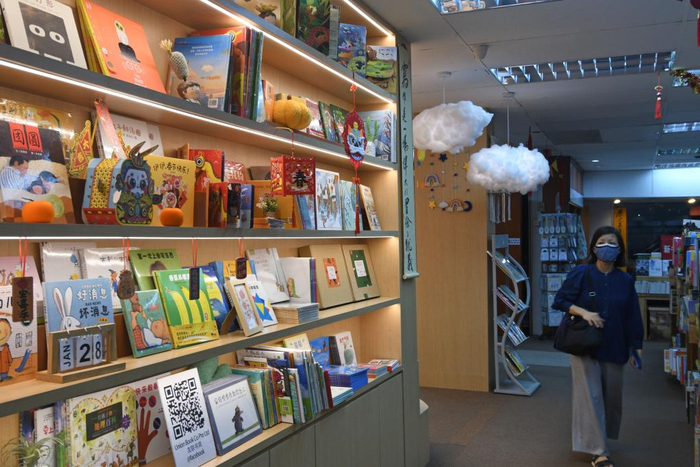  读者在新加坡友联书局选书。