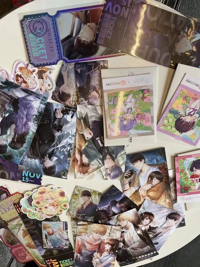 蓝雨收集的周边。受访者 供图