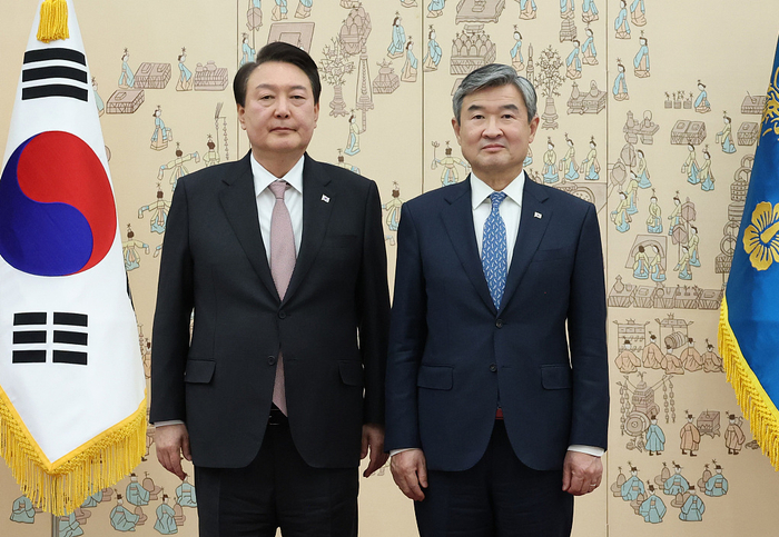 　　当地时间2023年3月30日，韩国首尔，韩国总统尹锡悦在龙山总统府向新任韩国国家安保室室长赵太庸授予任命状。视觉中国 图