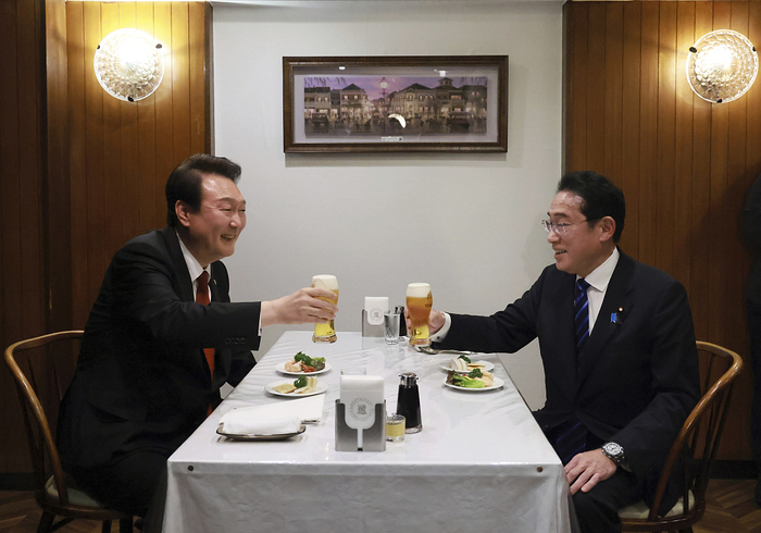 　　当地时间2023年3月16日，日本东京，韩国总统尹锡悦（左）与日本首相岸田文雄（右）在用餐，互相敬酒。视觉中国 图