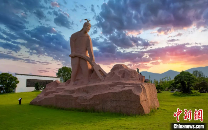 炎帝神农“始制耒耜，耕播五谷”雕像。炎陵县委宣传部供图