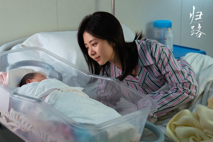 演妈妈，对谭松韵来说还是头一次。  受访者供图