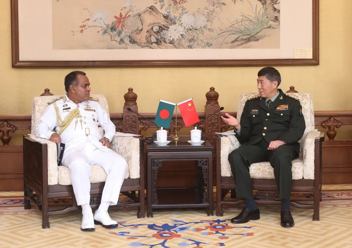 4月1日，国务委员兼国防部长李尚福在京会见孟加拉国海军参谋长沙辛。李晓伟摄