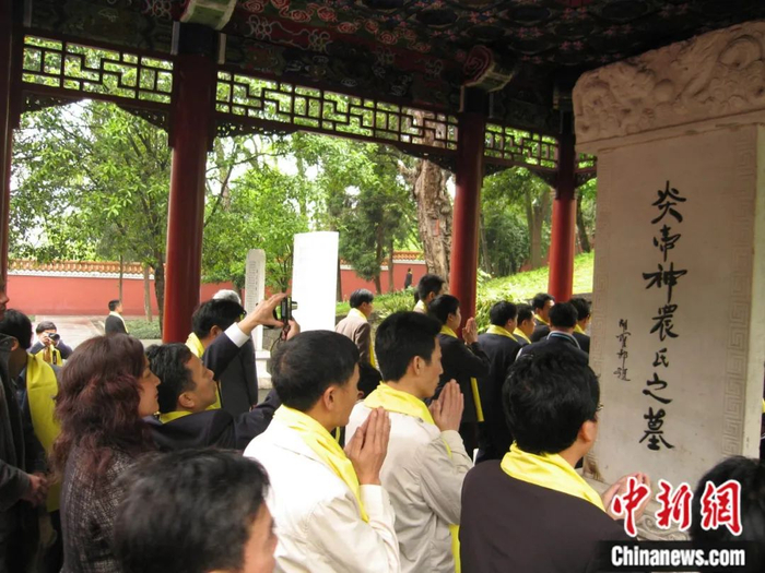 2009年4月，来自美国、日本、德国、马来西亚、港澳台地区和中国内地的众多华人到湖南株洲炎帝陵祭拜炎帝神农。刘双双 摄