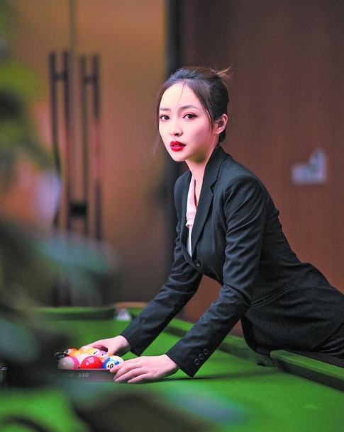 90后女裁判王钟瑶：梦想能在奥运会上执裁中式台球|斯诺克世锦赛|斯蒂芬·亨得利|斯诺克|揭幕战|中式台球国际大师赛_新浪新闻