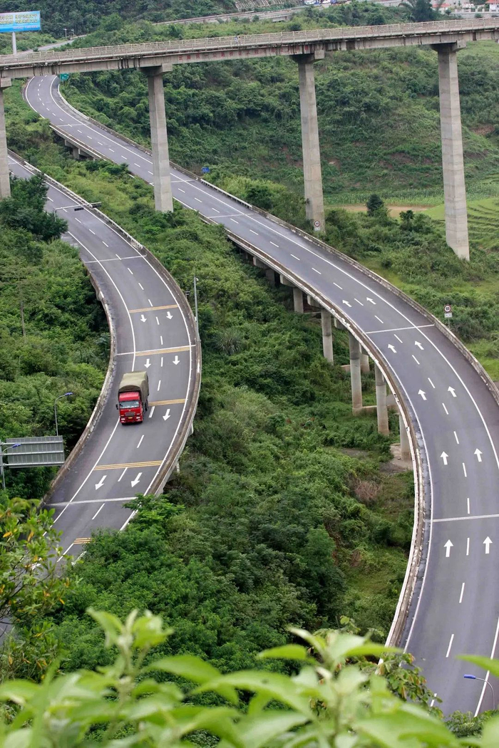 现代交通网络 李秋明 摄