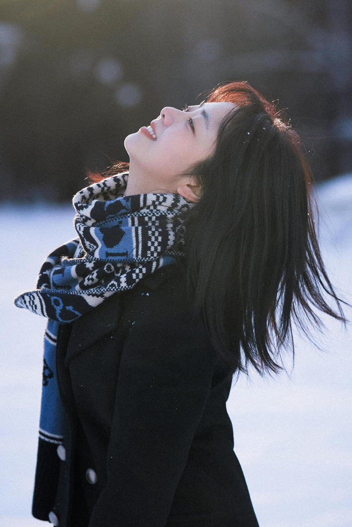 不久前，谭松韵第二首个人原创单曲《安》上线，创作背景来自于她一天收工后的感悟。  受访者供图