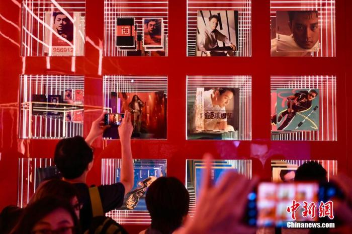 　资料图：“哥迷”欣赏展出的张国荣黑胶唱片等展品。李志华 图