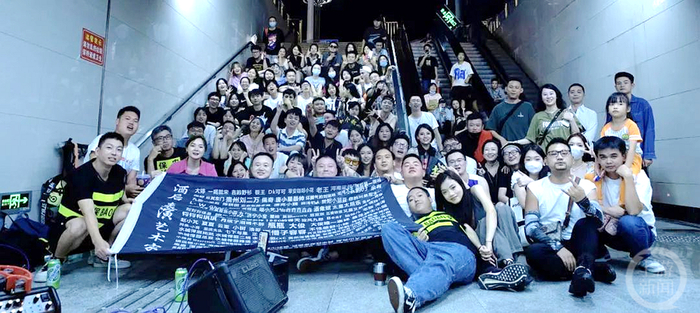 ▲2023年活动结束后部分歌迷自发合影。