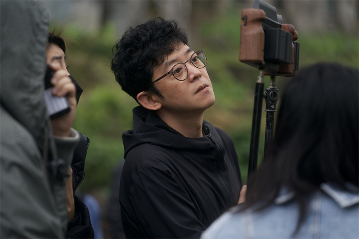 导演徐昂在片场工作中。