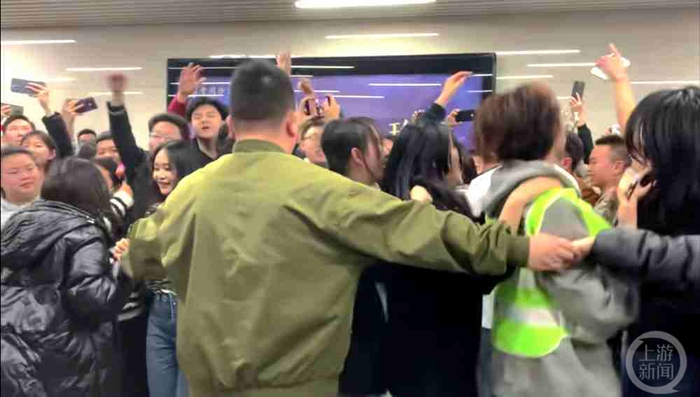 ▲志愿者在维持秩序。