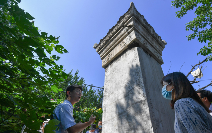 北京建筑大学教授侯妙乐（右）和专家学者一起带领学生观察正阳桥疏渠记碑。新京报记者 李木易 摄