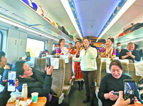 图为来自拉萨市的旅客仓决卓玛在列车上献唱。