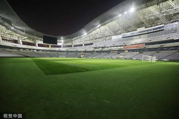 上海体育场进行灯光测试。