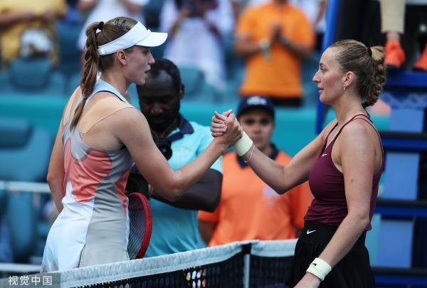 科维托娃与对手握手。