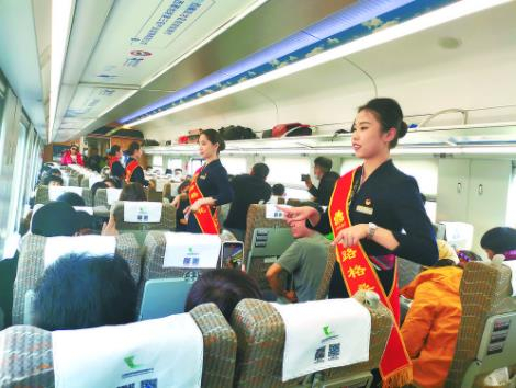 图为“天路格桑花”文艺小分队为旅客表演手语舞蹈。