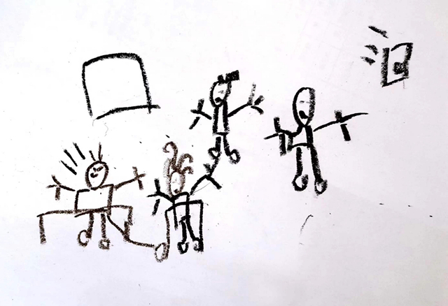 为了让不爱说话的嘉佳解释为什么上课踢同桌，李晶晶让他画了出来。李晶晶 供图 